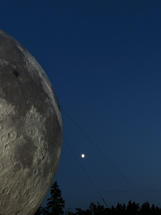 FOTOGALERIE: Vesmír v Brně. Podívejte se, jak modely planet září v noci