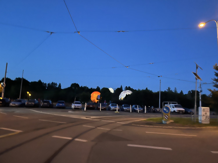 FOTOGALERIE: Vesmír v Brně. Podívejte se, jak modely planet září v noci