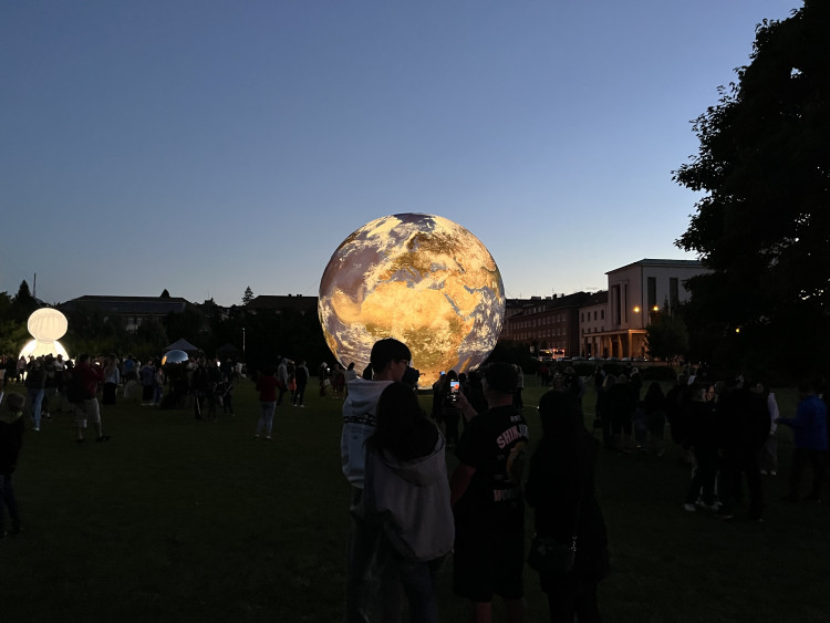 FOTOGALERIE: Vesmír v Brně. Podívejte se, jak modely planet září v noci