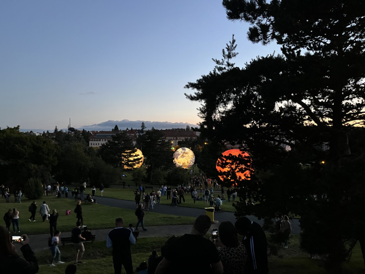 FOTOGALERIE: Vesmír v Brně. Podívejte se, jak modely planet září v noci