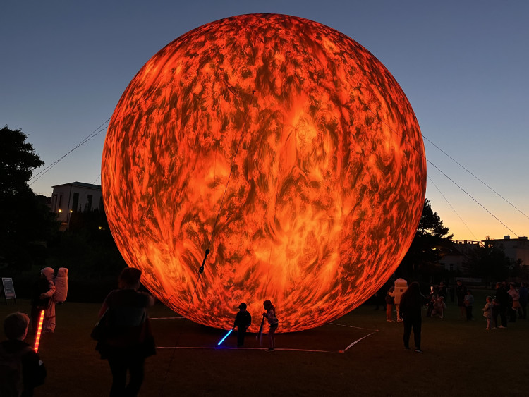 FOTOGALERIE: Vesmír v Brně. Podívejte se, jak modely planet září v noci