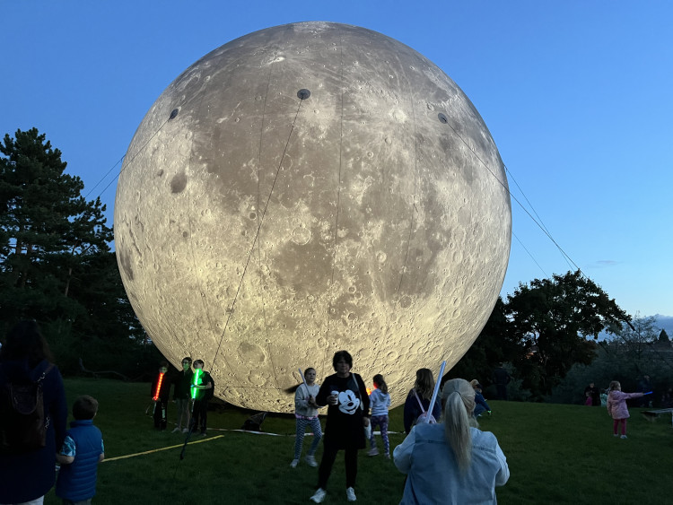 FOTOGALERIE: Vesmír v Brně. Podívejte se, jak modely planet září v noci