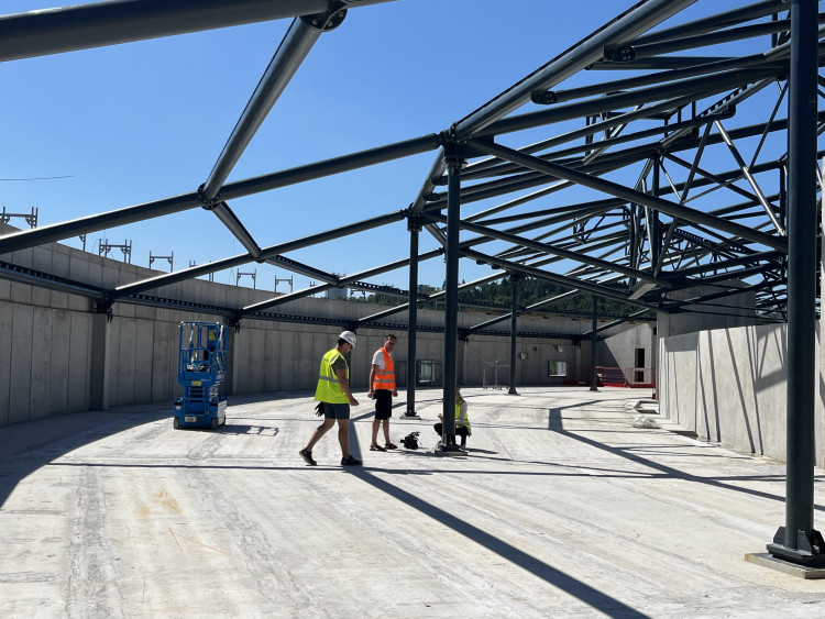 FOTO: Dělníci dokončili hrubou stavbu Areny Brno. Střechu zdobí májka pro štěstí