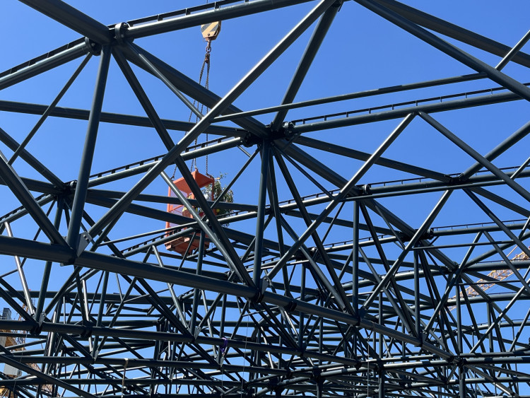 FOTO: Dělníci dokončili hrubou stavbu Areny Brno. Střechu zdobí májka pro štěstí