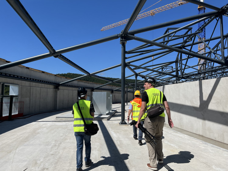 FOTO: Dělníci dokončili hrubou stavbu Areny Brno. Střechu zdobí májka pro štěstí