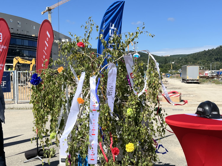 FOTO: Dělníci dokončili hrubou stavbu Areny Brno. Střechu zdobí májka pro štěstí