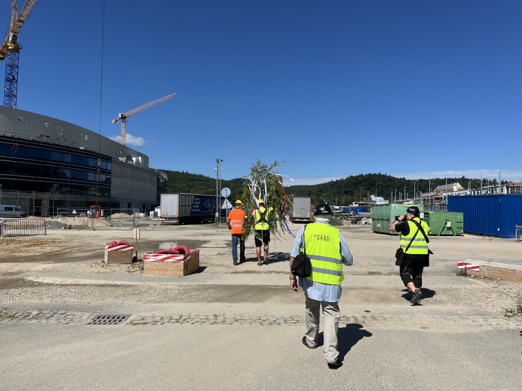 FOTO: Dělníci dokončili hrubou stavbu Areny Brno. Střechu zdobí májka pro štěstí