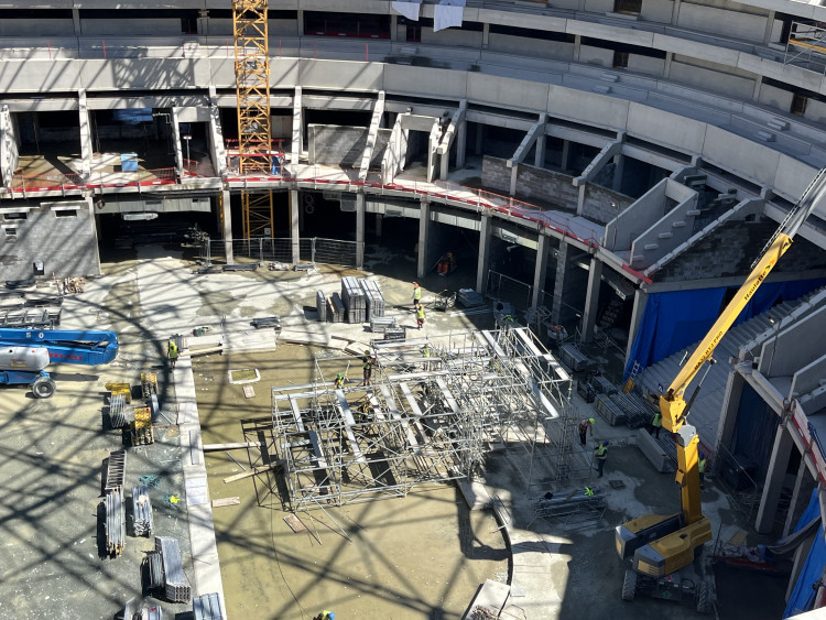 FOTO: Dělníci dokončili hrubou stavbu Areny Brno. Střechu zdobí májka pro štěstí
