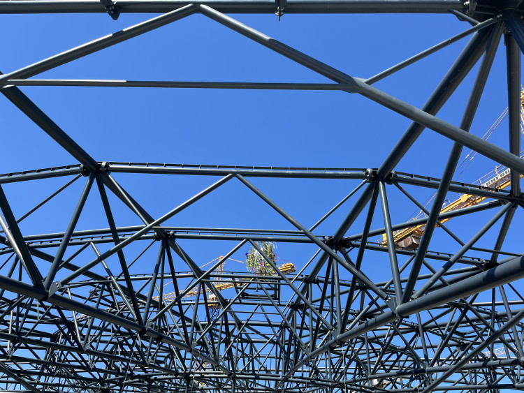 FOTO: Dělníci dokončili hrubou stavbu Areny Brno. Střechu zdobí májka pro štěstí