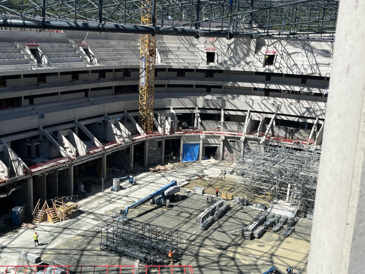 FOTO: Dělníci dokončili hrubou stavbu Areny Brno. Střechu zdobí májka pro štěstí