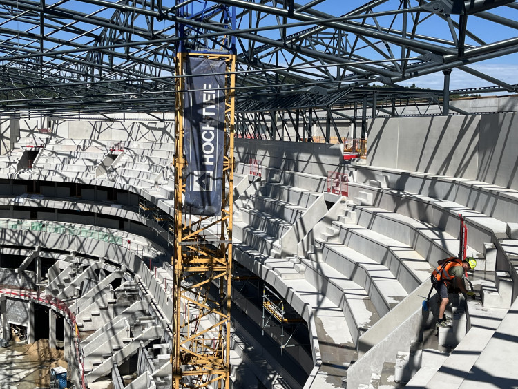 FOTO: Dělníci dokončili hrubou stavbu Areny Brno. Střechu zdobí májka pro štěstí