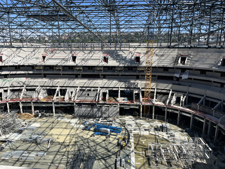 FOTO: Dělníci dokončili hrubou stavbu Areny Brno. Střechu zdobí májka pro štěstí