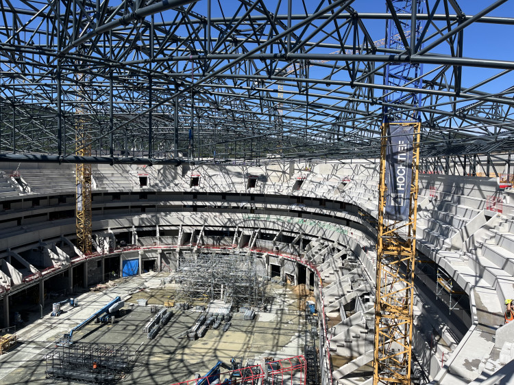 FOTO: Dělníci dokončili hrubou stavbu Areny Brno. Střechu zdobí májka pro štěstí