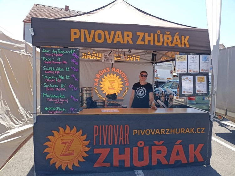 Američan vaří v maličké obci u Plzně populární pivo Zhůřák ve svém minipivovaru