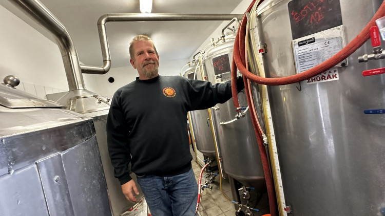 Američan vaří v maličké obci u Plzně populární pivo Zhůřák ve svém minipivovaru