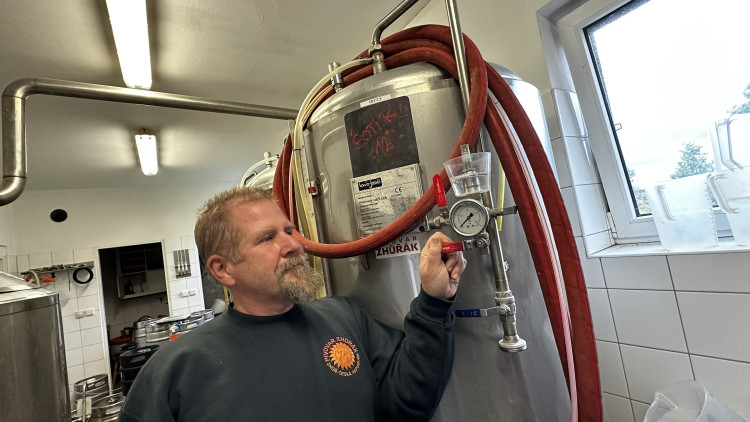 Američan vaří v maličké obci u Plzně populární pivo Zhůřák ve svém minipivovaru