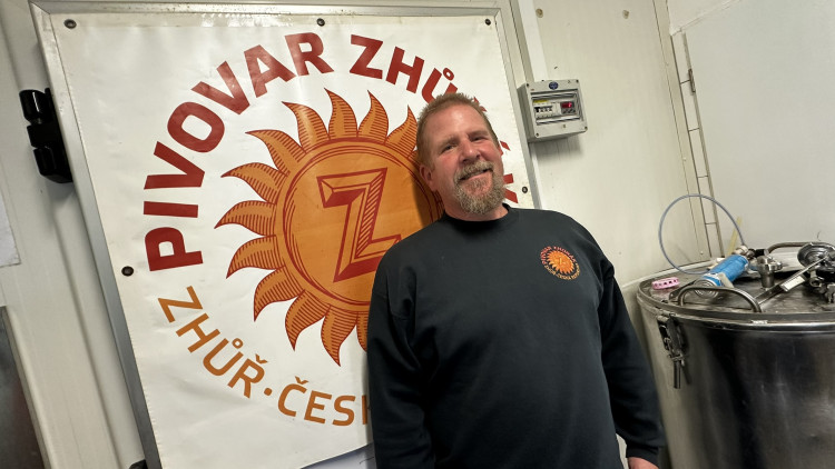 Američan vaří v maličké obci u Plzně populární pivo Zhůřák ve svém minipivovaru