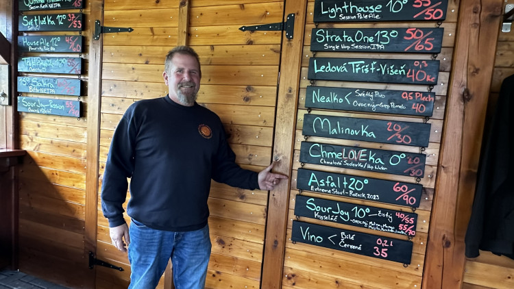 Američan vaří v maličké obci u Plzně populární pivo Zhůřák ve svém minipivovaru