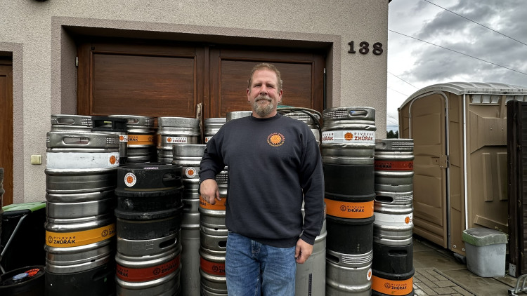 Američan vaří v maličké obci u Plzně populární pivo Zhůřák ve svém minipivovaru