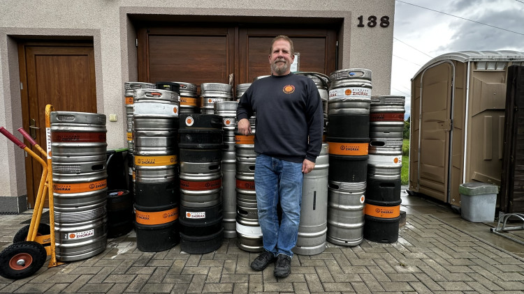 Američan vaří v maličké obci u Plzně populární pivo Zhůřák ve svém minipivovaru