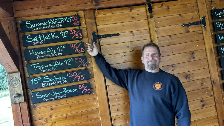 Američan vaří v maličké obci u Plzně populární pivo Zhůřák ve svém minipivovaru