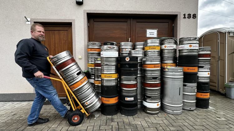 Američan vaří v maličké obci u Plzně populární pivo Zhůřák ve svém minipivovaru