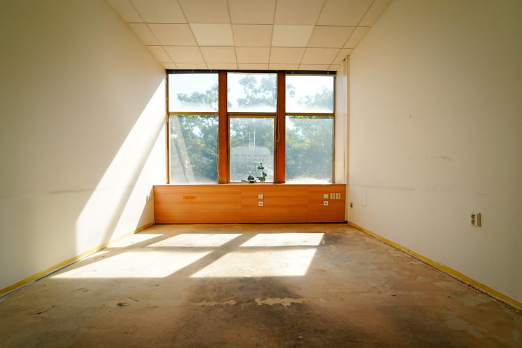 FOTOGALERIE: Oloupaná okna, zvlněná dlažba. Podívejte se, jak to vypadá v Pragerových kostkách