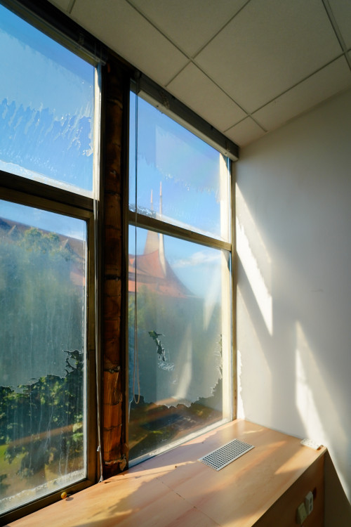 FOTOGALERIE: Oloupaná okna, zvlněná dlažba. Podívejte se, jak to vypadá v Pragerových kostkách