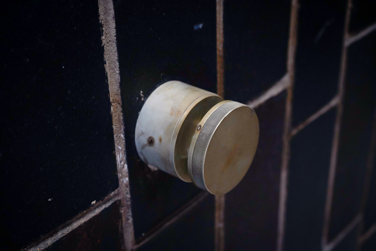 FOTOGALERIE: Oloupaná okna, zvlněná dlažba. Podívejte se, jak to vypadá v Pragerových kostkách