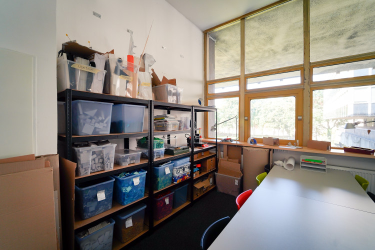 FOTOGALERIE: Oloupaná okna, zvlněná dlažba. Podívejte se, jak to vypadá v Pragerových kostkách