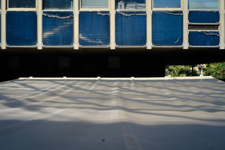 FOTOGALERIE: Oloupaná okna, zvlněná dlažba. Podívejte se, jak to vypadá v Pragerových kostkách