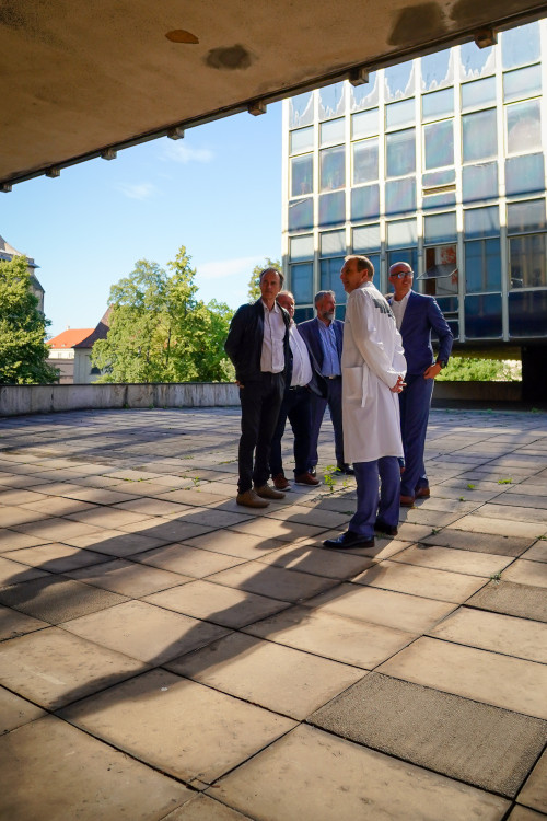 FOTOGALERIE: Oloupaná okna, zvlněná dlažba. Podívejte se, jak to vypadá v Pragerových kostkách