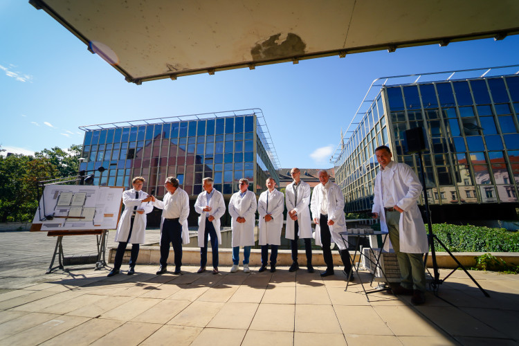 FOTOGALERIE: Oloupaná okna, zvlněná dlažba. Podívejte se, jak to vypadá v Pragerových kostkách