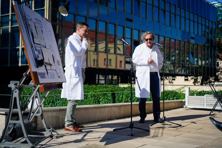 FOTOGALERIE: Oloupaná okna, zvlněná dlažba. Podívejte se, jak to vypadá v Pragerových kostkách