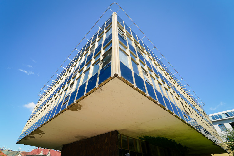 FOTOGALERIE: Oloupaná okna, zvlněná dlažba. Podívejte se, jak to vypadá v Pragerových kostkách