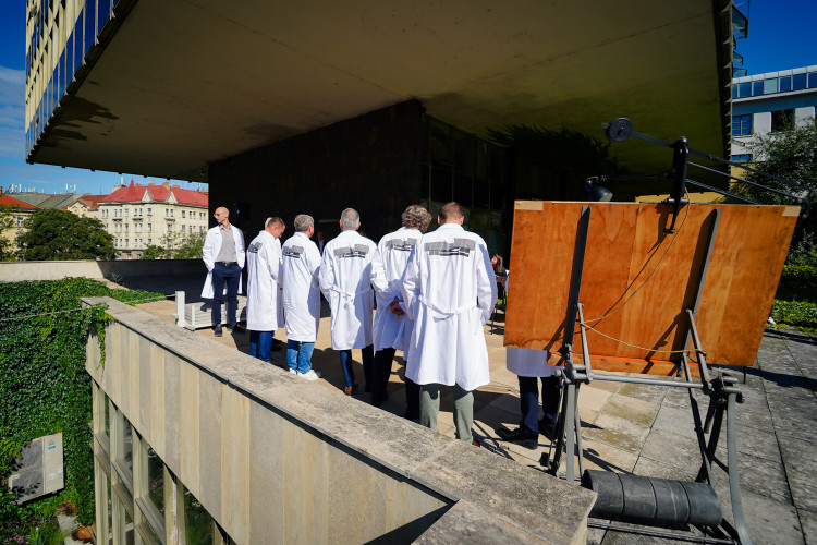 FOTOGALERIE: Oloupaná okna, zvlněná dlažba. Podívejte se, jak to vypadá v Pragerových kostkách