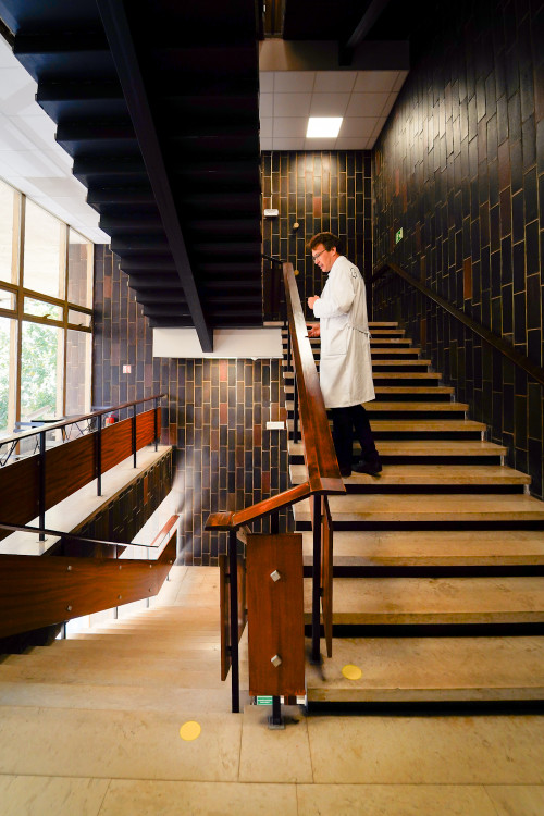 FOTOGALERIE: Oloupaná okna, zvlněná dlažba. Podívejte se, jak to vypadá v Pragerových kostkách