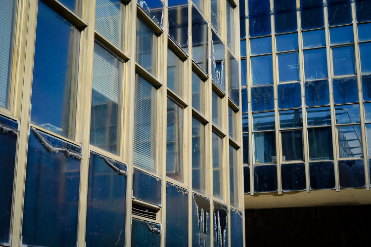 FOTOGALERIE: Oloupaná okna, zvlněná dlažba. Podívejte se, jak to vypadá v Pragerových kostkách