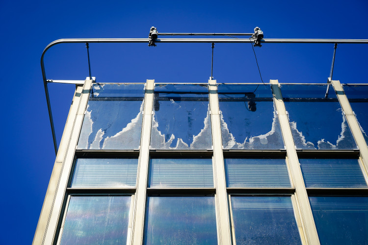 FOTOGALERIE: Oloupaná okna, zvlněná dlažba. Podívejte se, jak to vypadá v Pragerových kostkách