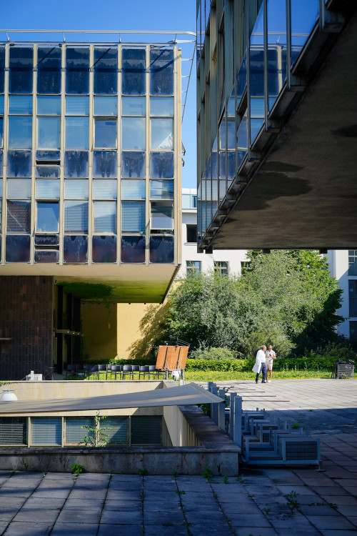 FOTOGALERIE: Oloupaná okna, zvlněná dlažba. Podívejte se, jak to vypadá v Pragerových kostkách