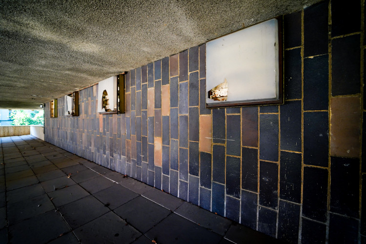 FOTOGALERIE: Oloupaná okna, zvlněná dlažba. Podívejte se, jak to vypadá v Pragerových kostkách