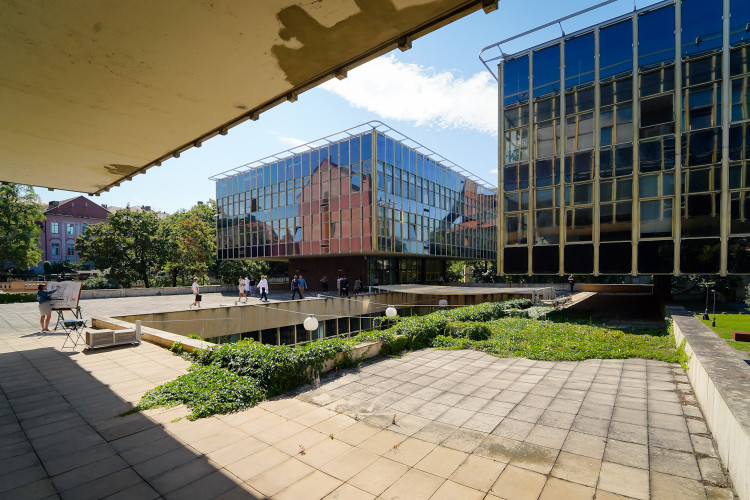 FOTOGALERIE: Oloupaná okna, zvlněná dlažba. Podívejte se, jak to vypadá v Pragerových kostkách