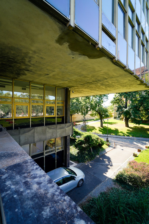 FOTOGALERIE: Oloupaná okna, zvlněná dlažba. Podívejte se, jak to vypadá v Pragerových kostkách