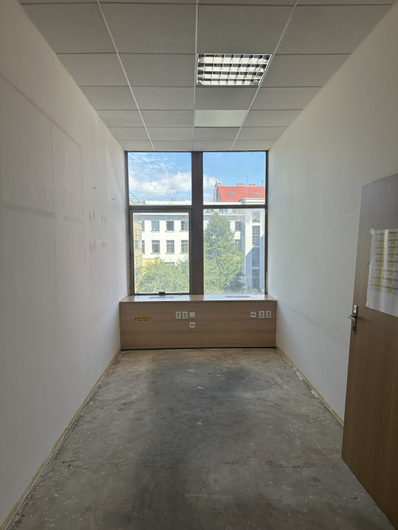 FOTOGALERIE: Oloupaná okna, zvlněná dlažba. Podívejte se, jak to vypadá v Pragerových kostkách