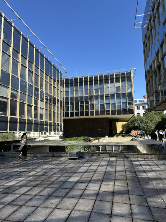 FOTOGALERIE: Oloupaná okna, zvlněná dlažba. Podívejte se, jak to vypadá v Pragerových kostkách