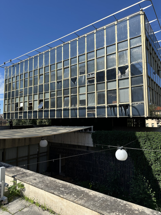 FOTOGALERIE: Oloupaná okna, zvlněná dlažba. Podívejte se, jak to vypadá v Pragerových kostkách