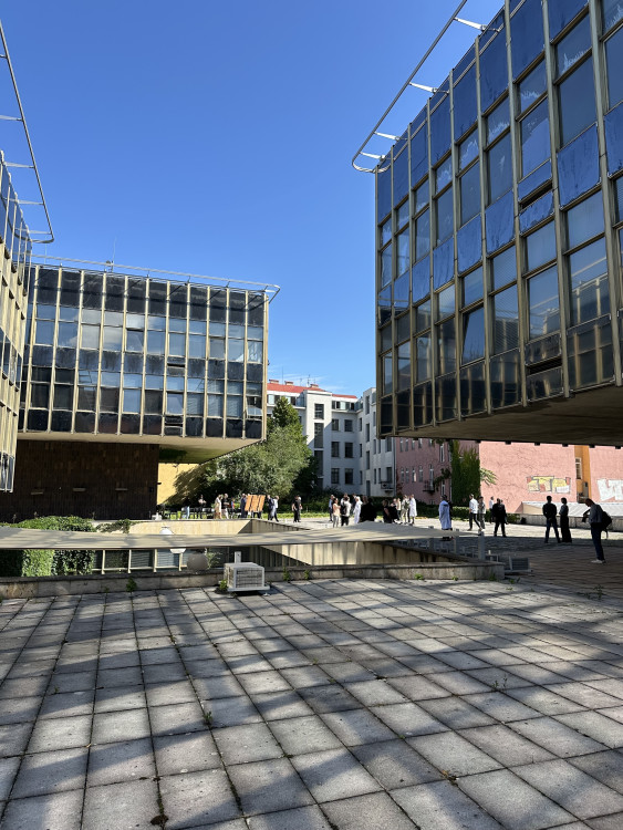 FOTOGALERIE: Oloupaná okna, zvlněná dlažba. Podívejte se, jak to vypadá v Pragerových kostkách