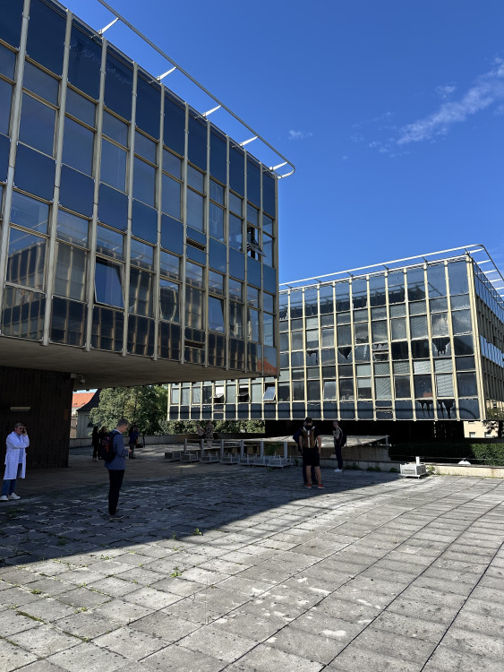 FOTOGALERIE: Oloupaná okna, zvlněná dlažba. Podívejte se, jak to vypadá v Pragerových kostkách