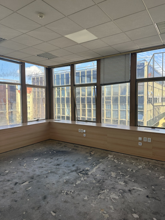 FOTOGALERIE: Oloupaná okna, zvlněná dlažba. Podívejte se, jak to vypadá v Pragerových kostkách