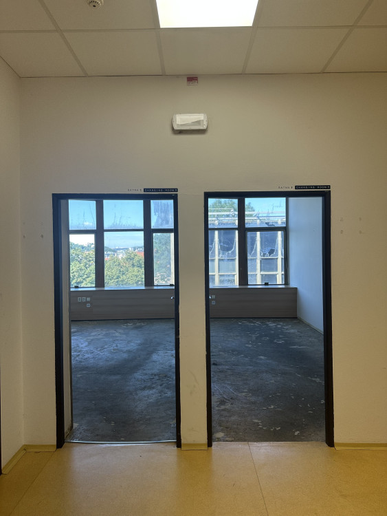 FOTOGALERIE: Oloupaná okna, zvlněná dlažba. Podívejte se, jak to vypadá v Pragerových kostkách